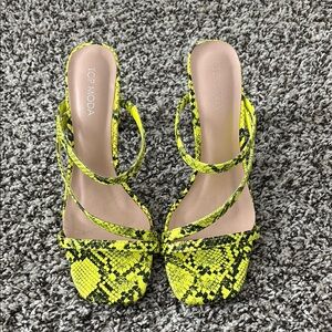 Top Moda Women's Yellow Snake Print Sandals
